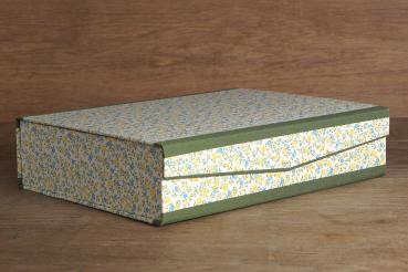 Grüne Ordnungsbox mit Klappdeckel, Verschlußlasche überstehend, klappbar und magnetisch, verziert mit grünem Leinen an den Kanten